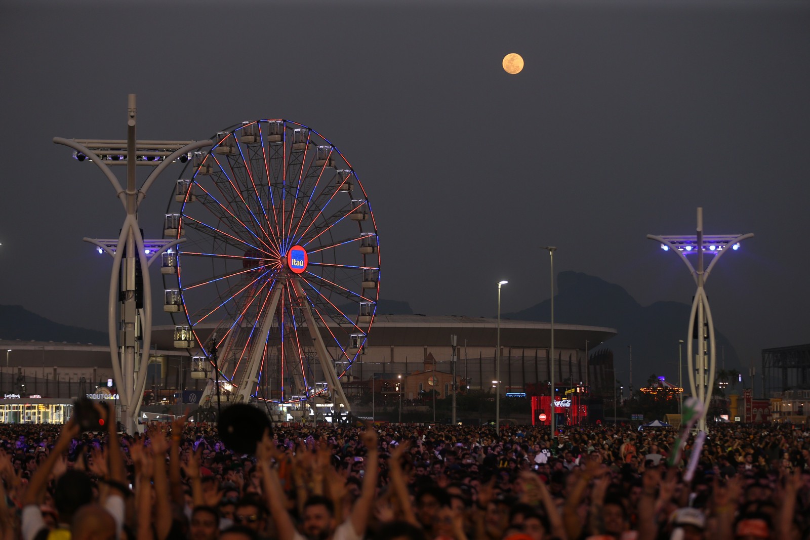 Público assisto ao show do Capital Inicial no Palco Mundo do Rock in Rio — Foto: Alexandre Cassiano