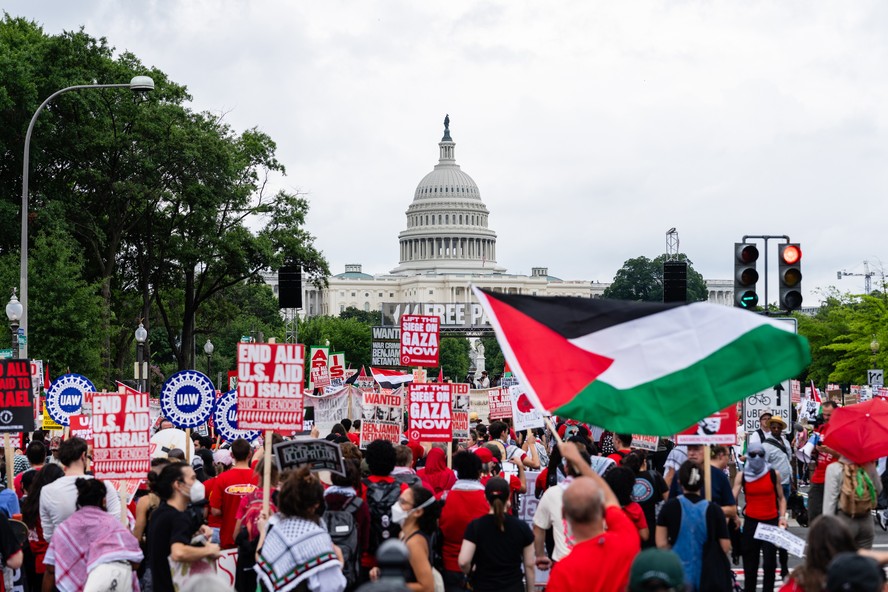 Manifestantes pró-Palestina se reúnem perto do Capitólio dos EUA em Washington antes de um discurso do primeiro-ministro de Israel, Benjamin Netanyahu, a uma sessão conjunta do Congresso