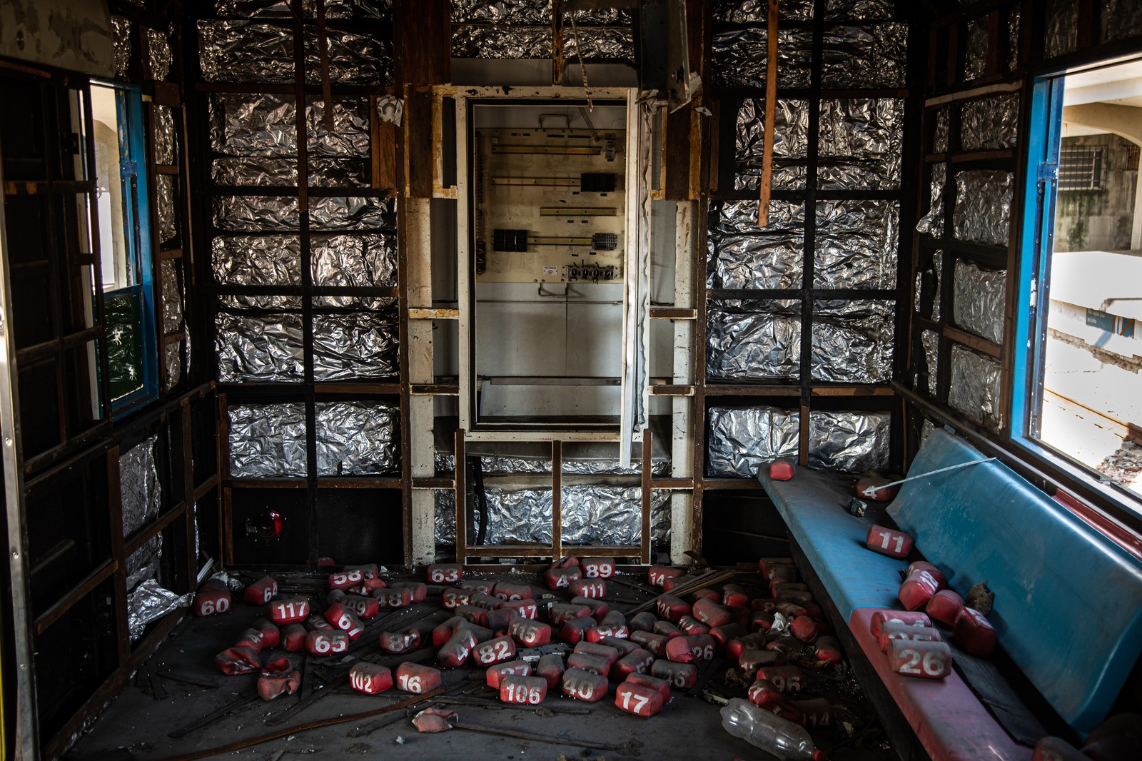 Composições antigas se deterioram na Estação Barão de Mauá  — Foto: Hermes de Paula / Agência O Globo