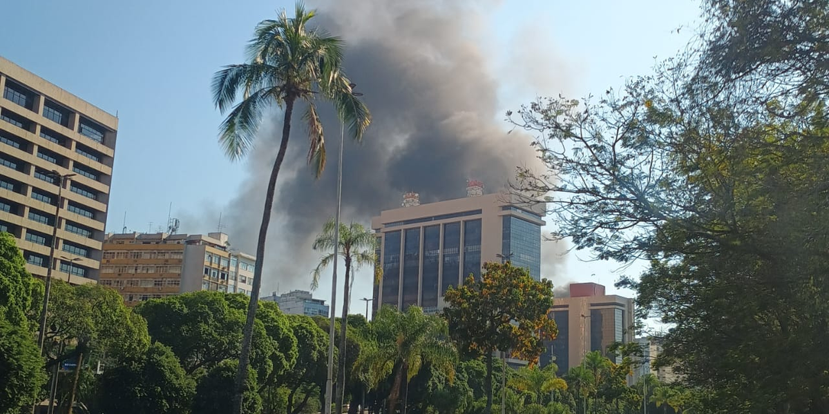 Incêndio atinge subestação de energia do metrô, em Botafogo; fumaça faz estação Flamengo ser fechada