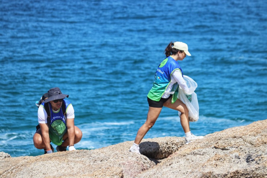 Voluntários.  Só ao longo deste ano, em 21 ações, foram retiradas da Pedra do Arpoador e do entorno uma média de 30 mil guimbas