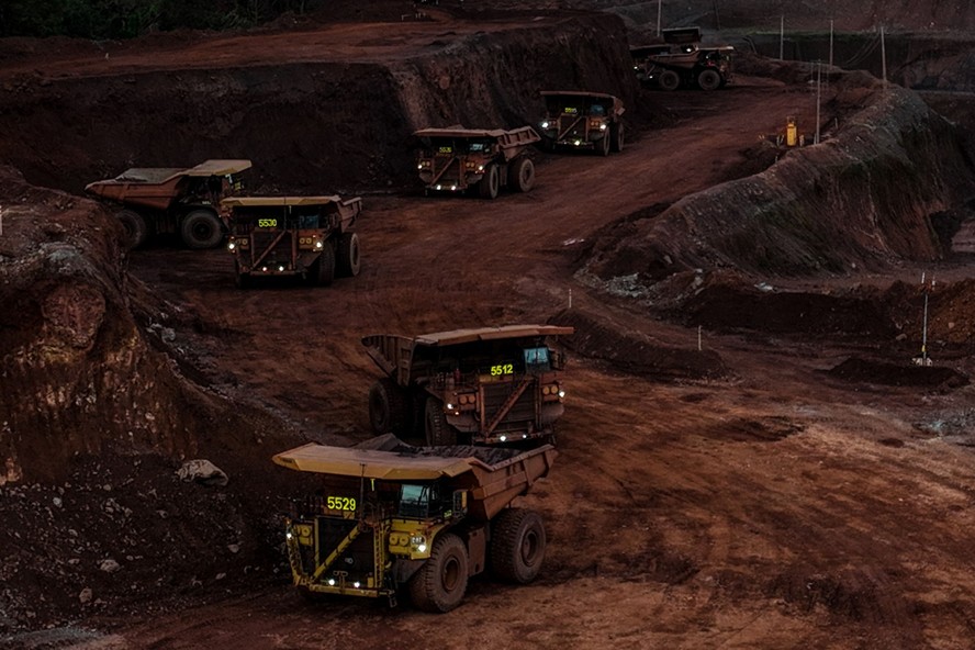 Caminhões 'fora-de-estrada' se movimentam em mina de ferro da Vale no Pará