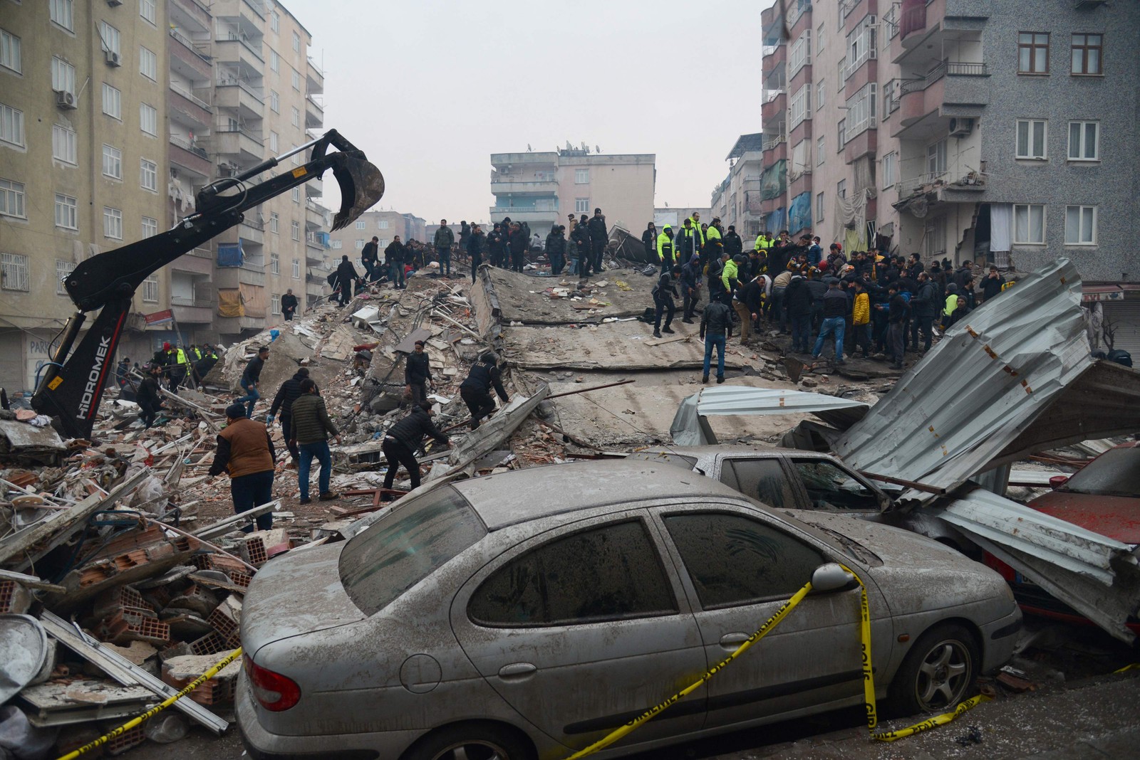 Pessoas procuram sobreviventes em Diyarbakir, na Turquia — Foto: ILYAS AKENGIN / AFP