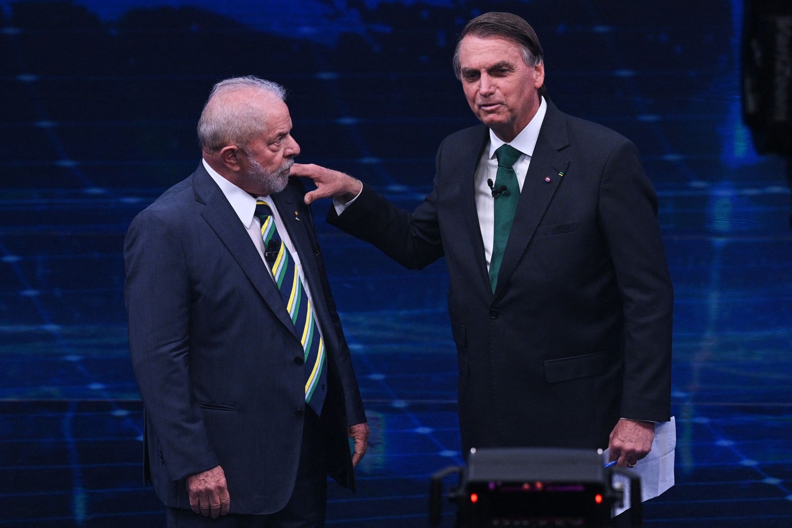 Lula e Bolsonaro, durante debate na TV Bandeirantes, antes do primeiro turno: toque no ombro e apreensão (Foto: Nelson Almeida / AFP)