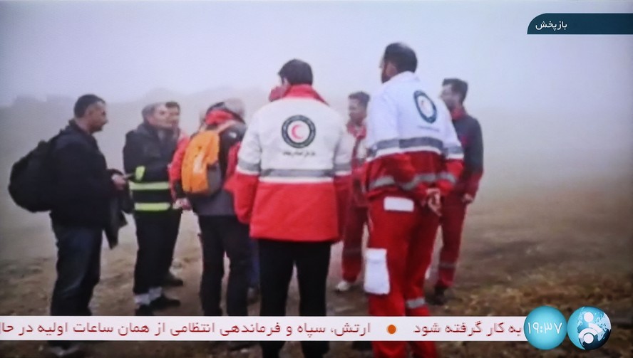 Captura de vídeo divulgado por rede estatal iraniana mostra equipes de resgate indo em direção ao local do suposto acidente envolvendo um helicóptero do comboio do presidente, Ebrahim Raisi