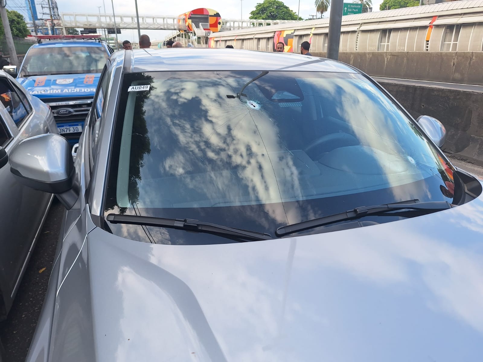 Tiroteio na Avenida Brasil deixa 9 feridos e atinge veículos: carros, ônibus e viatura da PM — Foto: Jéssica Marques / Agência O Globo