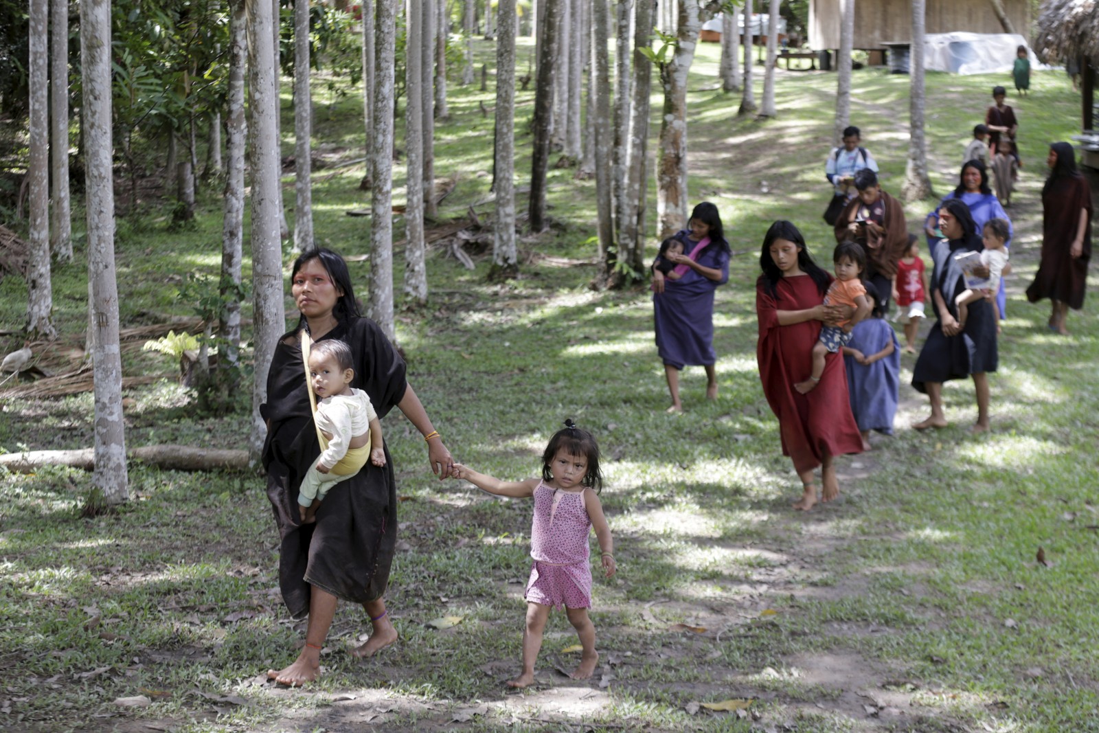 Mães ashaninkas levam seus filhos para vacinação contra a gripe — Foto: Domingos Peixoto / Agência O Globo