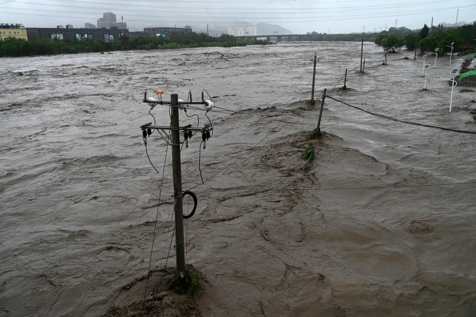 Fortes chuvas atingiram o norte da China em 31 de julho, matando pelo menos duas pessoas em Pequim — Foto: Pedro PARDO / AFP