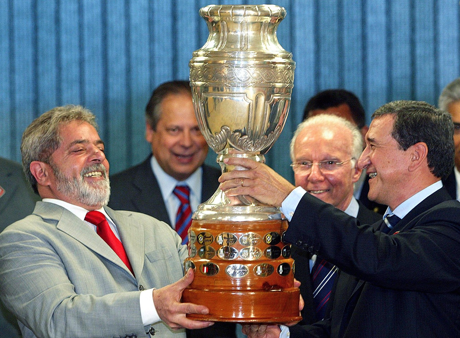 Cerimônia no Planalto em comemoração à vitória da Copa América em 2004 — Foto: EVARISTO SA/AFP