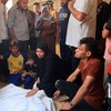 Reação de palestinos ao identificar corpo de um membro da família no necrotério do hospital Nasser, em Khan Yunis, em 13 de julho de 2024 - Eyad BABA / AFP