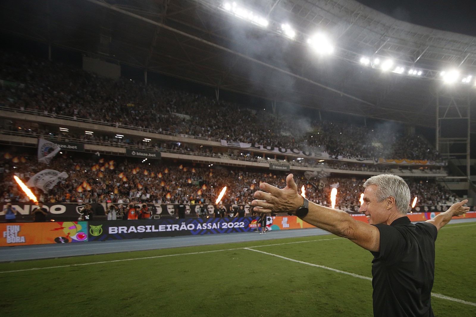 Luís Castro comemora vitória do Botafogo contra o Santos com os torcedores. — Foto: Vítor Silva / Botafogo