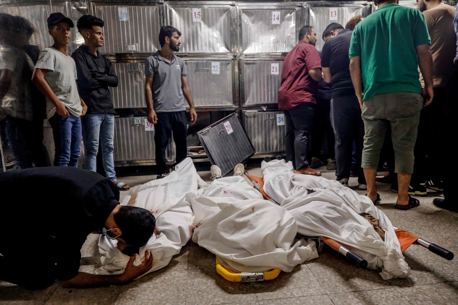 Familiares e parentes choram pelos corpos de militantes palestinos mortos na última operação de inflitração em Israel, no necrotério de um hospital na Cidade de Gaza, em 7 de outubro de 2023 – Eyad BABA / AFP