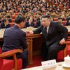 Líder da Coreia do Norte, Kim Jong-un (D), durante reunião do partido do governo em Pyongyang - KCNA VIA KNS / AFP