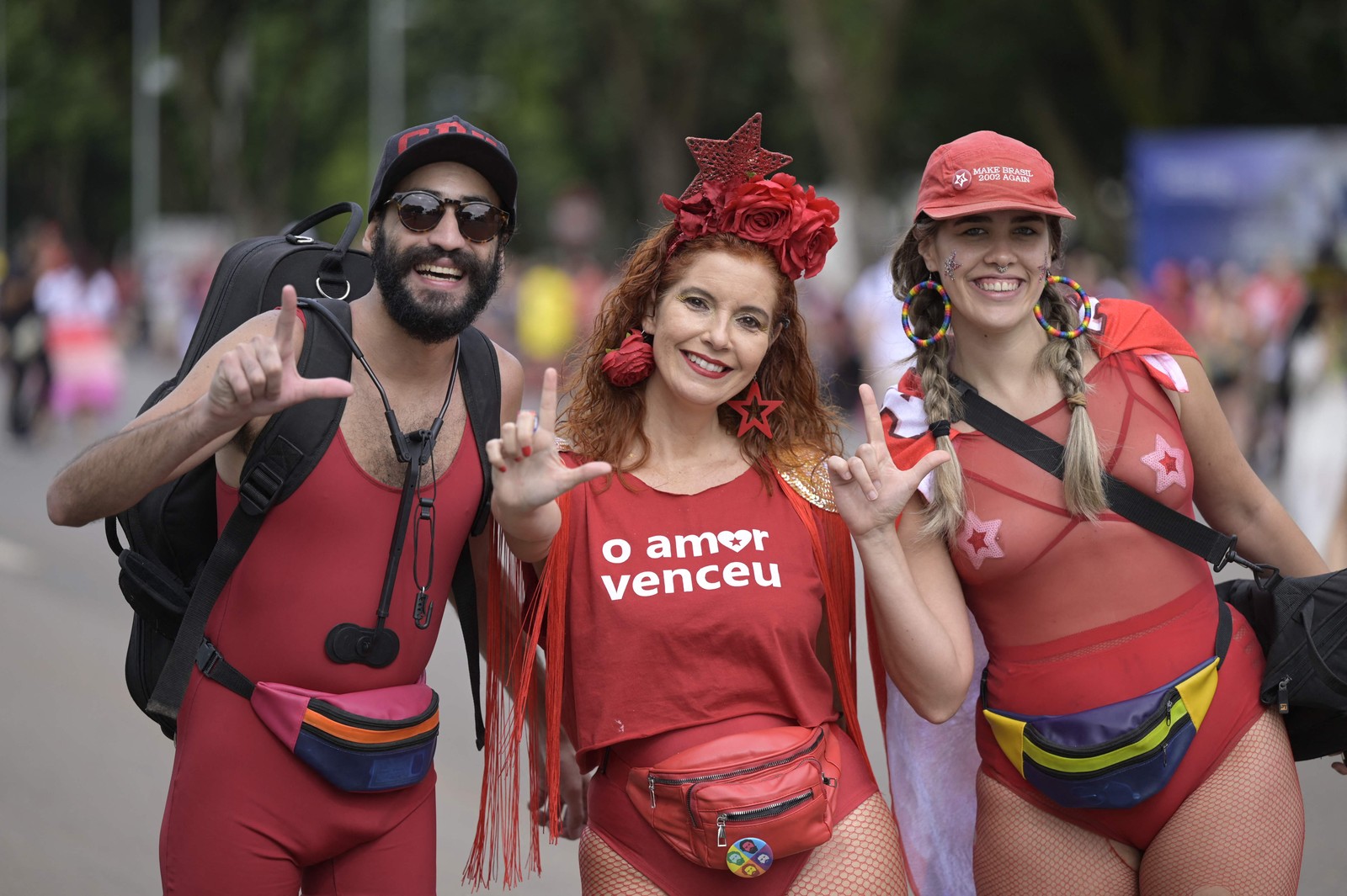 Amigos posam para foto celebrando Lula como novo presidente do Brasil — Foto: DOUGLAS MAGNO / AFP