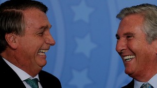 O senador  e ex-presidente da República Fernando Collor junto do presidente Jair Bolsonaro durante solenidade do Programa Nacional das Escolas Cívico-Militares.  — Foto: Cristiano Mariz / Agência O Globo