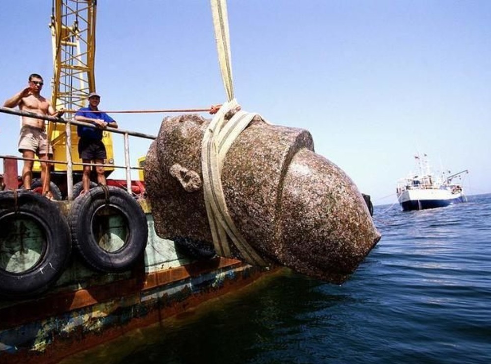 A lista de descobertas conta com gigantes estátuas de faraós, 64 embarcações antigas, 700 âncoras, um pote de pedra maciça cheio de moedas de ouro e cestas com frutas. — Foto: Franck Goddio