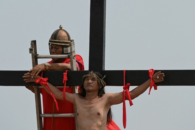 Homem é crucificado em celebração da Páscoa nas Filipinas