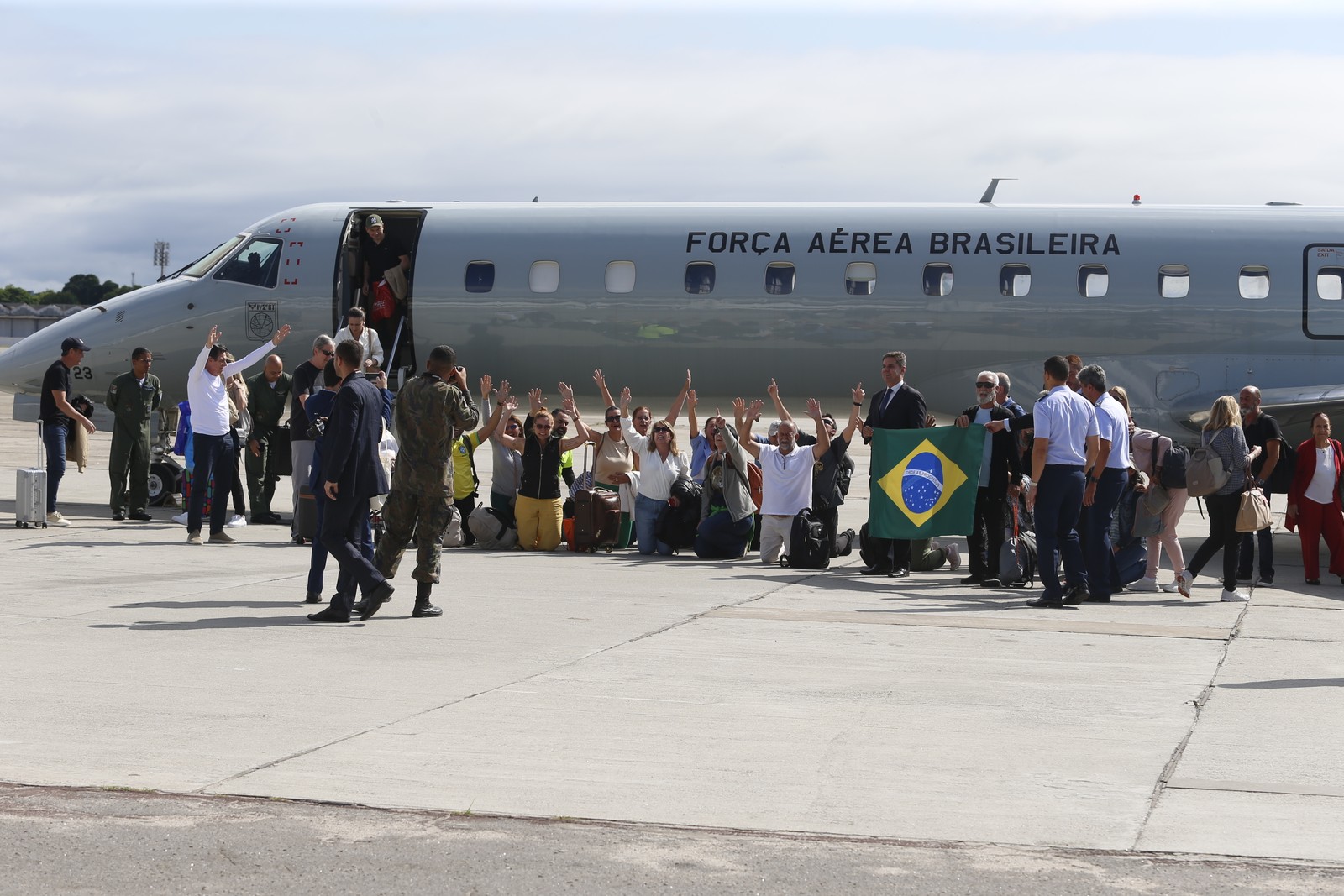 Militar fotografa brasileiros que desembarcaram no Galeão, Rio de Janeiro — Foto: Fabiano Rocha/Agência O Globo