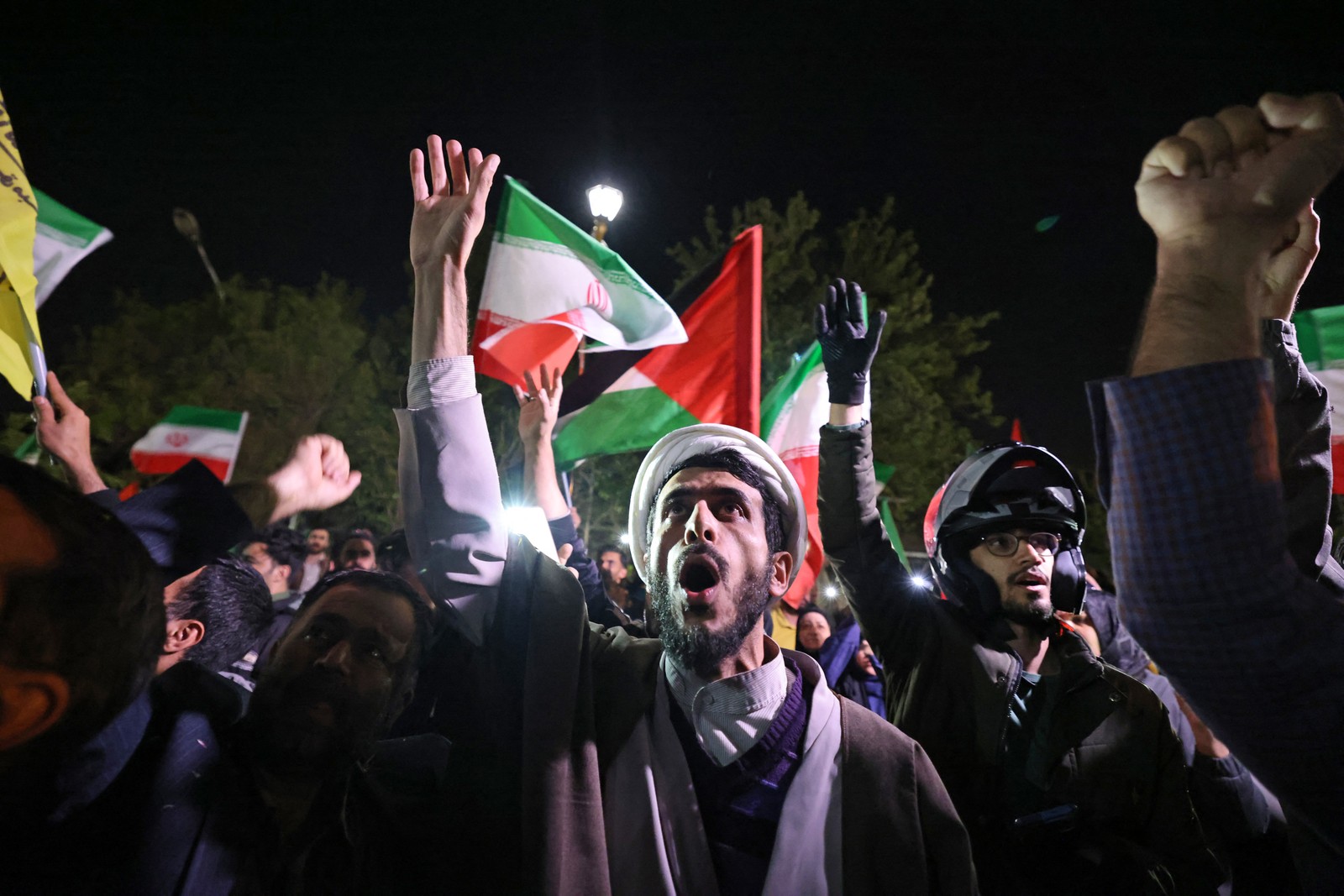 Iranianos comemoram ataques — Foto: ATTA KENARE/AFP