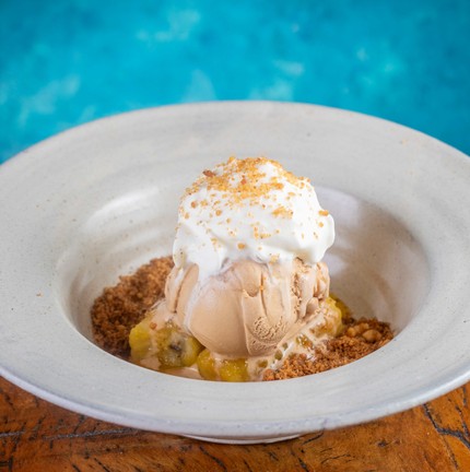 Pesqueiro. Quiosque (99995-4795) na Praia da  Reserva oferece banoffee (R$ 37) com banana flambada, gelato de doce de leite, chantilly e farofa de canela — Foto: Divulgação/ Tomas Rangel