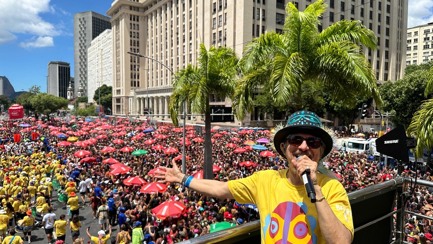 Pedro Luiz no comando do Monobloco: multidão no último dia de carnaval no Rio