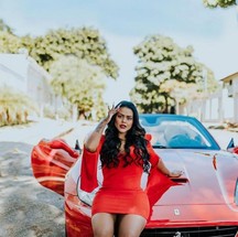 Ferrari: influenciadora Camila Loures exibiu carro de luxo — Foto: Reprodução Instagram