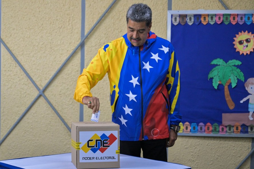 O presidente venezuelano Nicolás Maduro vota durante a eleição presidencial, em Caracas