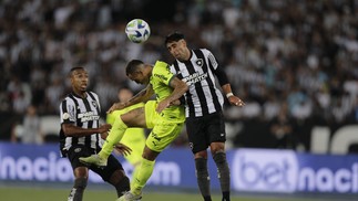 Depois, contra o Palmeiras, o Botafogo levou uma virada de 4x3 — Foto: Alexandre Cassiano/Agência O Globo