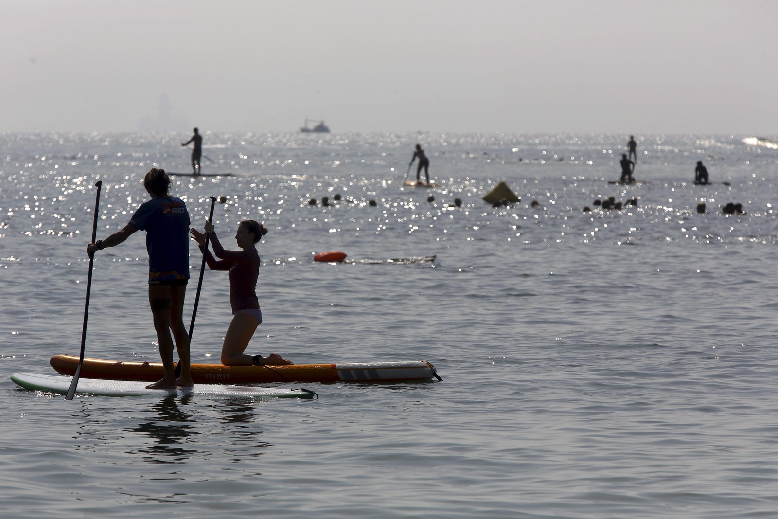 Mar de Copacabana enche já pela manhã durante onda de calor no Rio — Foto: Custódio Coimbra/Agência O Globo