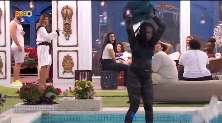 'BBB 24': momento em que Leidy Elin joga a mala de Davi na piscina