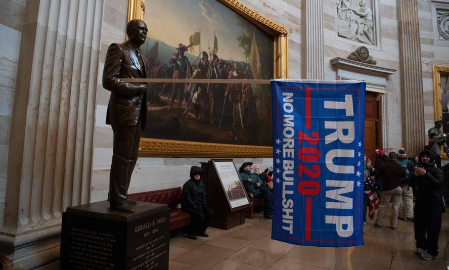 Manifestantes violaram a segurança e entraram no Capitólio enquanto o congressistas debatiam a Certificação da vitória de Joe Biden na eleição presidencial