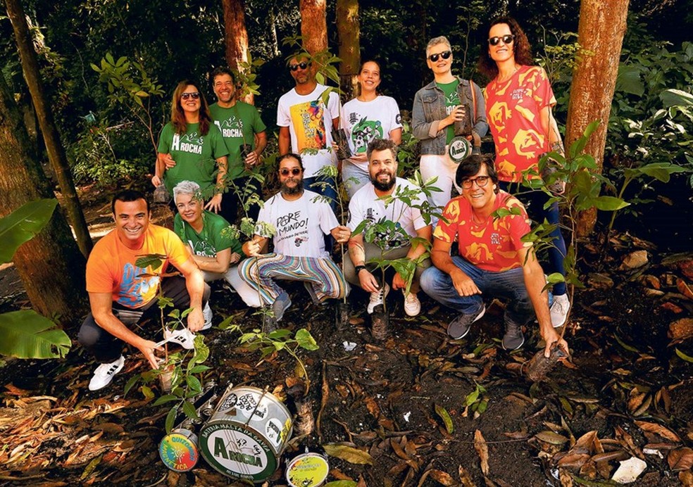 Foliões dos nove blocos da Liga Amigos do Zé Pereira plantaram cem mudas no Parque Lage para compensar o carbono que emitiram no carnaval — Foto: Fabiano Rocha