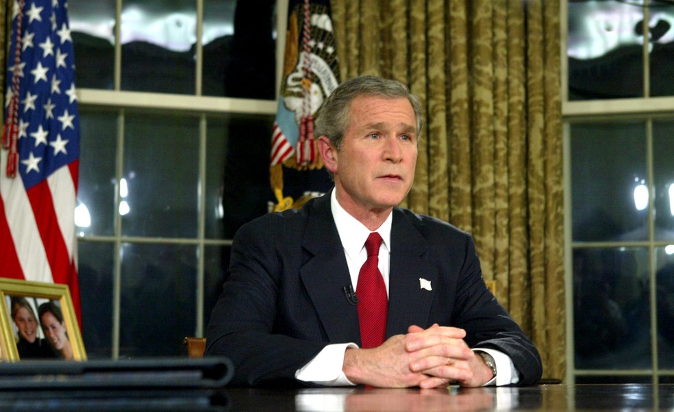 George W. Bush, então presidente dos Estados Unidos, durante pronunciamento à nação anunciando início da invasão no Iraque — Foto: Stephen Crowley/The New York Times