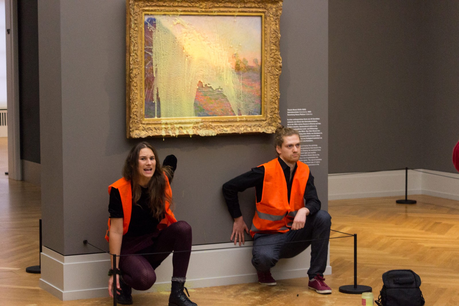 O quadro "Les Meules" do artista francês Claude Monet, no museu Barberini, em Potsdam foi alvo de purê de batatas de ativistas — Foto: AFP