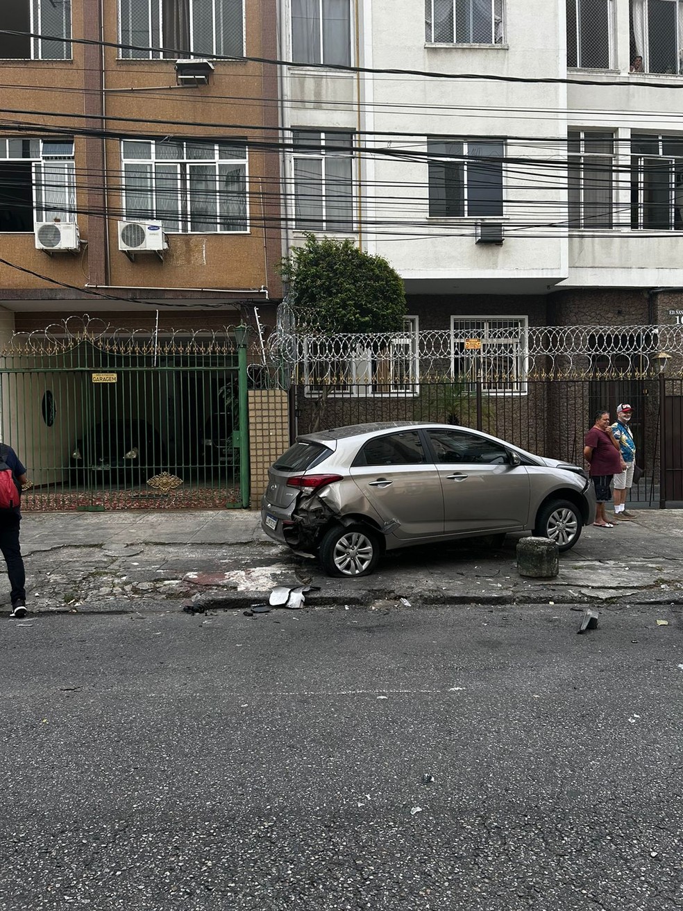 Carros foram danificados durante a perseguição na rua Moraes e Silva — Foto: Arquivo pessoal