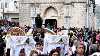 Religiosos usam serpentes em procissão tradicional, na Itália; veja fotos — Foto: TIZIANA FABI/AFP