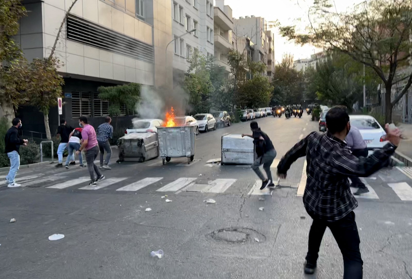 A raiva pública cresceu no Irã desde que as autoridades anunciaram a morte de Mahsa Amini, de 22 anos, após sua prisão pela unidade responsável por impor um código de vestimenta rigoroso para mulheres. — Foto: AFP