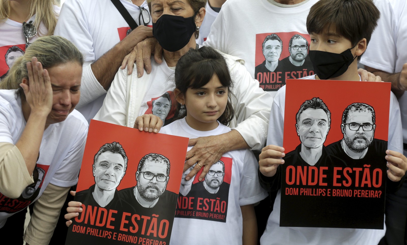 Parentes e amigos do indigenista Bruno Pereira e do jornalista inglês Dom Phillips, desaparecidos na Amazônia, marcham em protesto em Copacabana, no Rio de Janeiro, para cobrar uma resposta das autoridades  — Foto: Domingos Peixoto / Agência O Globo