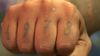 Rodriguinho tem data de nascimento tatuada nos dedos da mão: 1978 — Foto: Reprodução/TV Globo