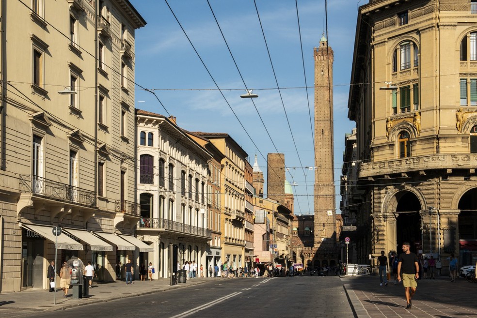 Torre Garisenda, à esquerda da Torre Asinelli, muito mais alta, em Bolonha: ruas com limite de velocidade  — Foto: Susan Wright/The New York Times