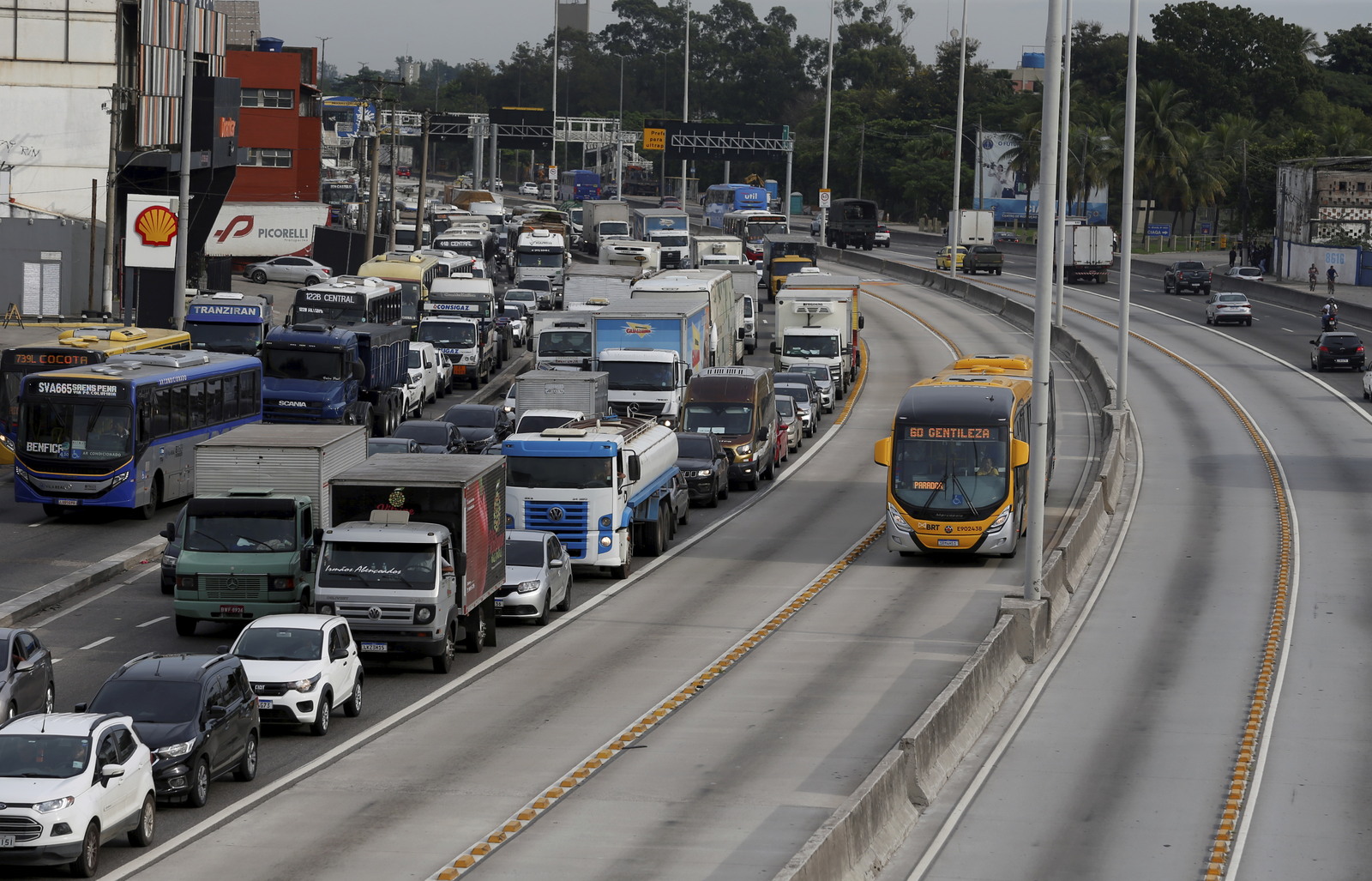 A passagem do VLT custa R$ 4,30 e a sua integração com o BRT e os ônibus está garantida no Terminal Gentileza. — Foto: Fabiano Rocha / Agência O Globo
