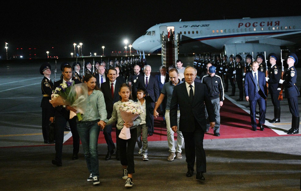 O presidente da Rússia, Vladimir Putin, recebe prisioneiros russos libertados em troca com o Ocidente — Foto: Kirill Zykov/AFP