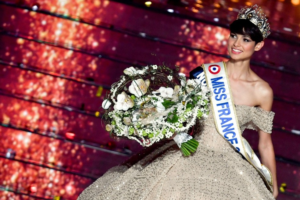 Eve Gilles foi a primeira modelo de cabelo curto a conquistar a coroa em 103 anos de concurso — Foto: ARNAUD FINISTRE / AFP