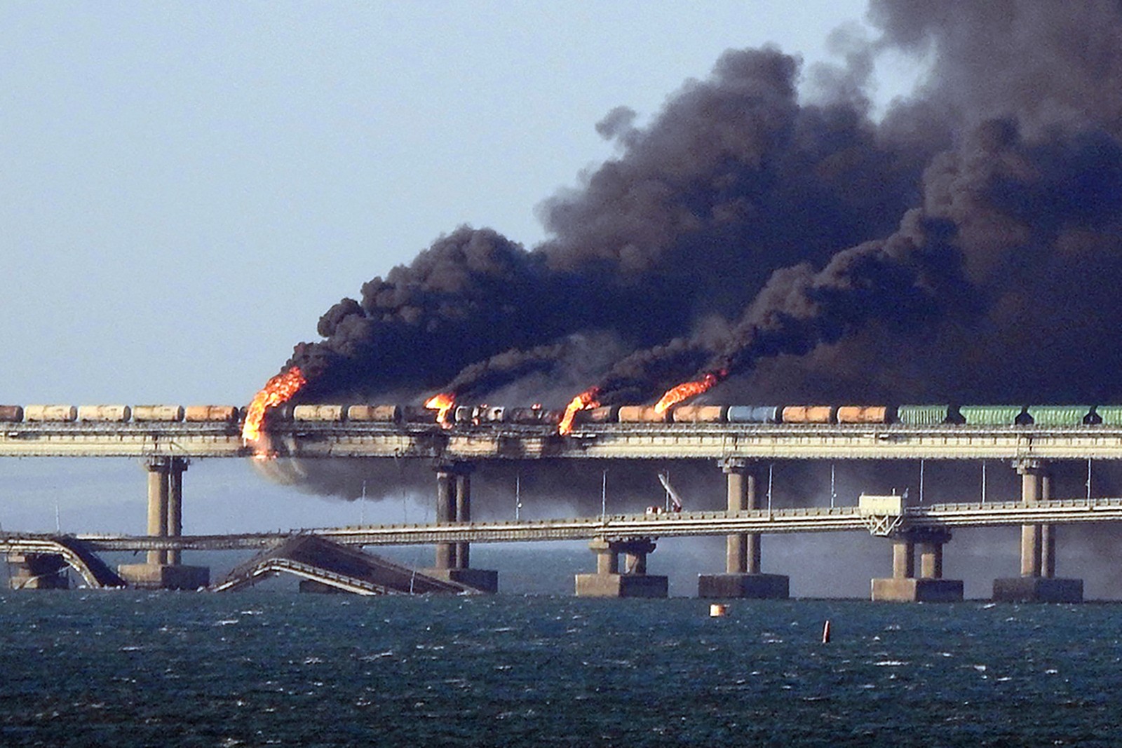 O prestígio da Rússia sofre um duro golpe: a ponte de 19 quilômetros que une o território continental russo com a anexada península da Crimeia sobre o estreito de Kerch — Foto: AFP/08-10-2022