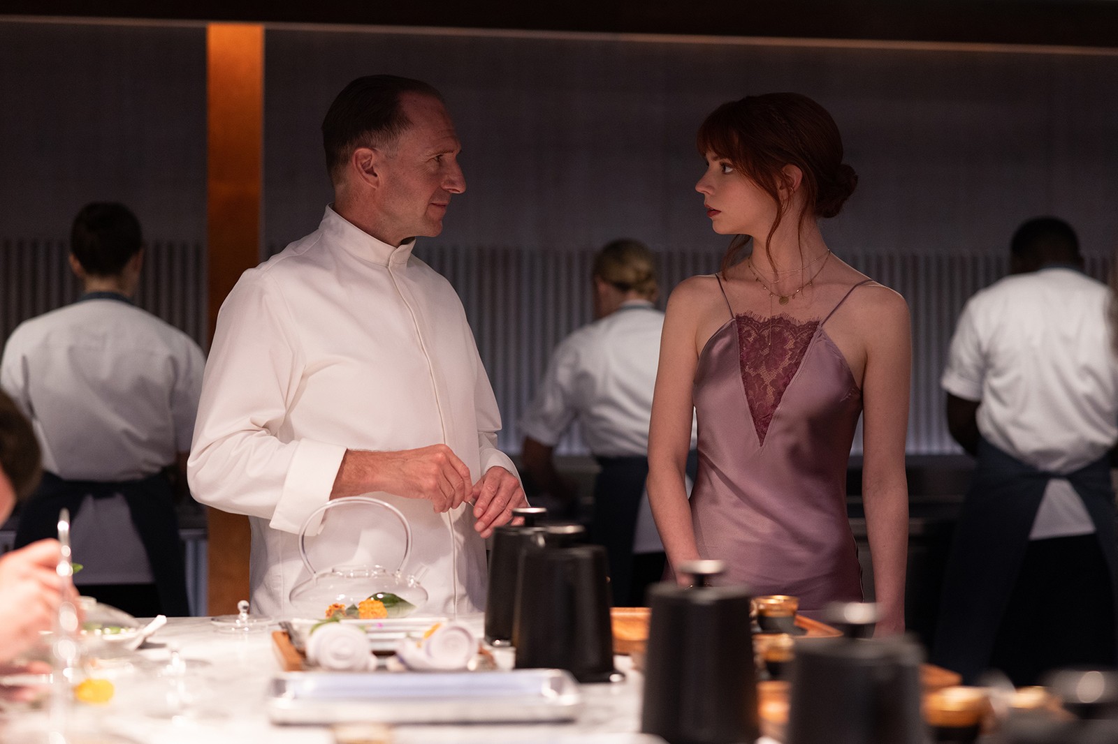 Ralph Fiennes e Anya Taylor-Joy em 'O menu', de Mark Mylod. — Foto: Divulgação