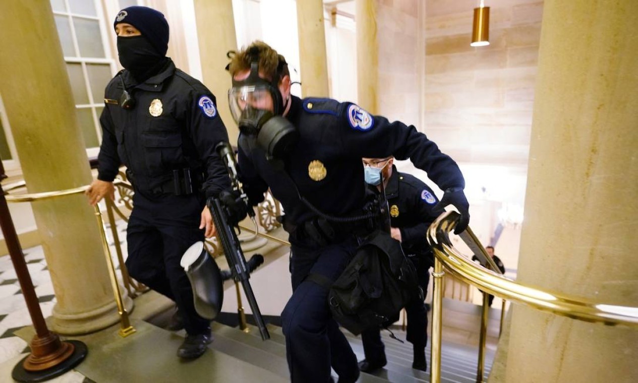 Policiais do Capitólio tomam posições enquanto os manifestantes invadem o prédio  — Foto: POOL / REUTERS
