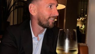 Lionel Messi posa com relógio de 'superluxo' durante jantar com a mulher, Antonella Roccuzzo — Foto: Reprodução/Instagram