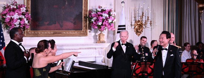 O presidente dos Estados Unidos, Joe Biden, vibra junto a cantores em jantar de Estado na Casa Branca após cantoria de Yoon Suk Yeol — Foto: Brendan Smialowski/AFP