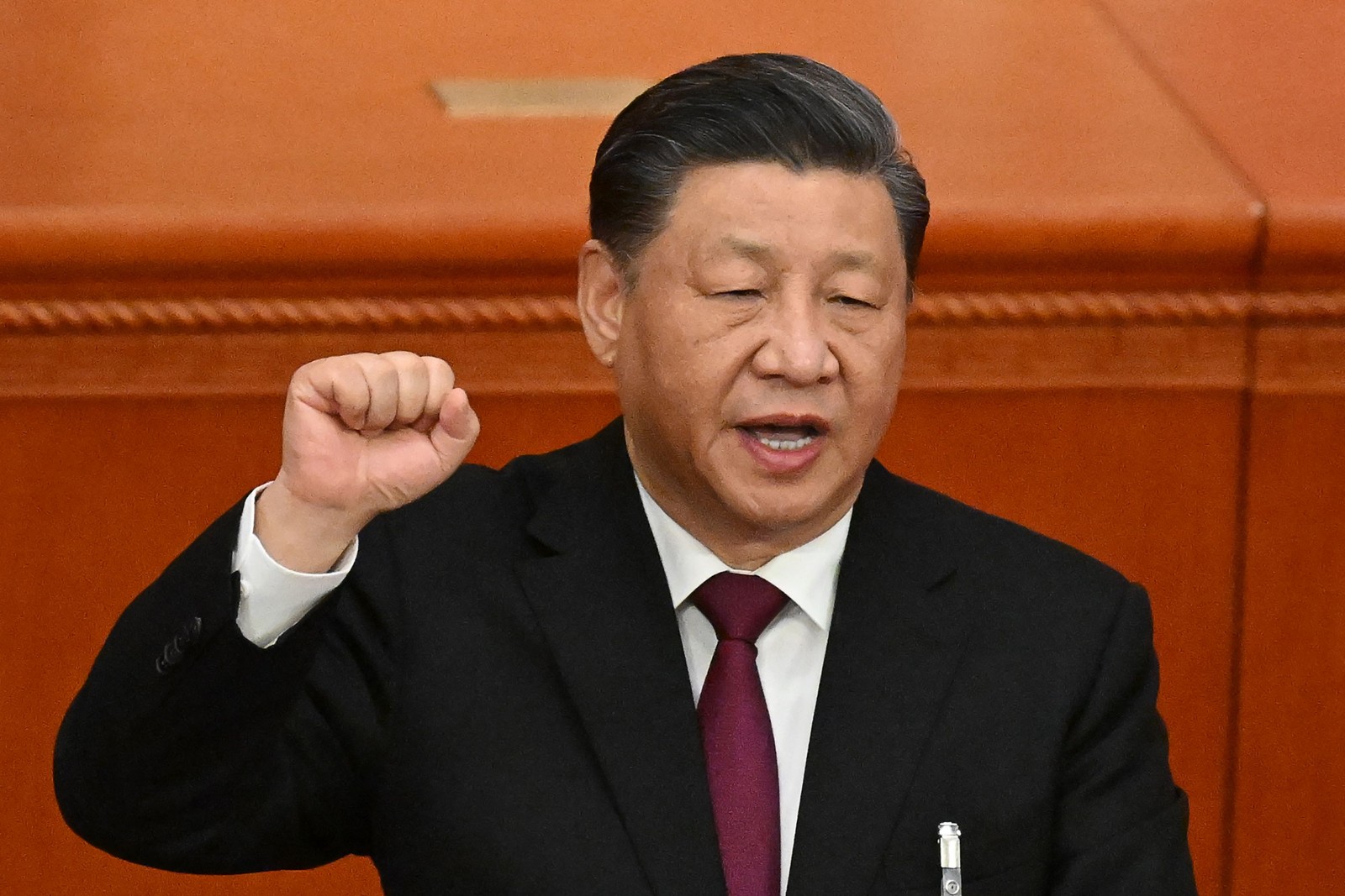 Presidente da China, Xi Jinping, presta juramento após ser reeleito como presidente para um terceiro mandato durante a terceira sessão plenária do Congresso Nacional do Povo  — Foto: NOEL CELIS/AFP