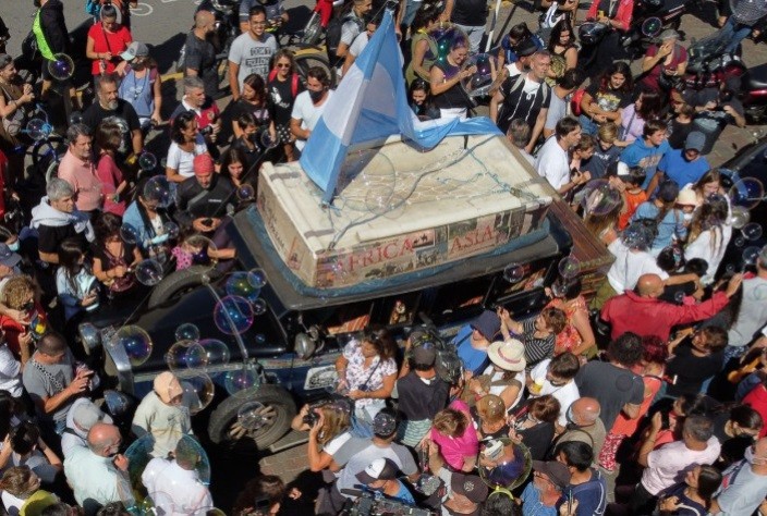 A família argentina Zapp e seu carro, um Graham-Paige 1928, são cercados por jornalistas e transeuntes na Praça da República, em Buenos Aires, quando chegaram no último dia 13, após terminar uma viagem de 22 anos ao redor do mundoJuan Mabromata/AFP